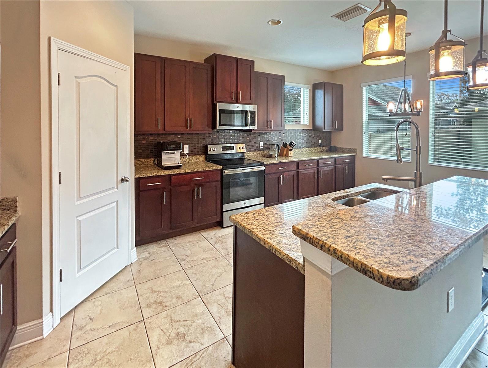 Listing photo id 4 for 2258 9th Avenue N