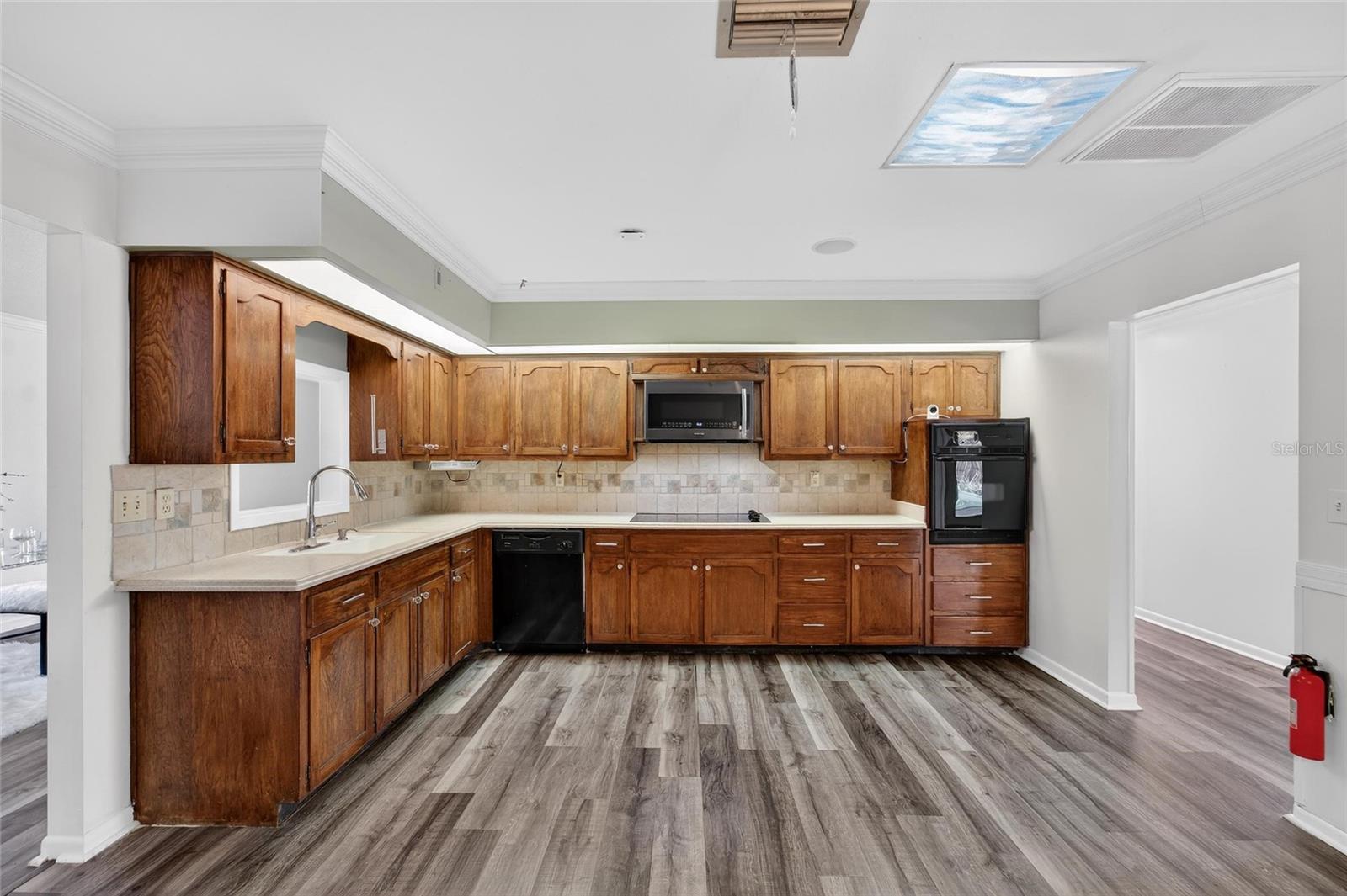 Image 11 of 28 For 1231 Newport Avenue