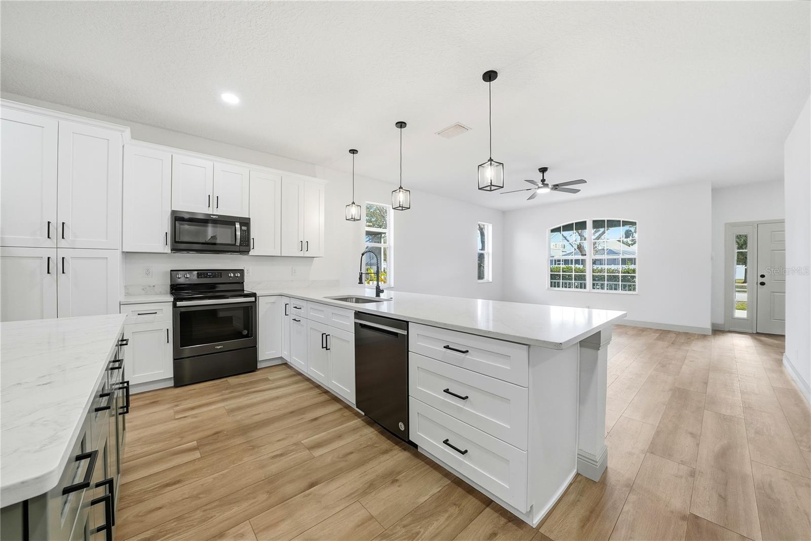 Image 17 of 37 For 6931 34th Avenue E