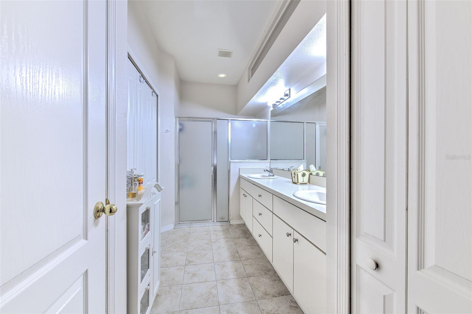 Listing photo id 13 for 5734 Heronpark Place