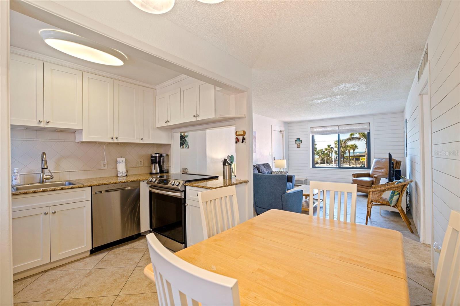 Listing photo id 13 for 6800 Sunset Way 1003