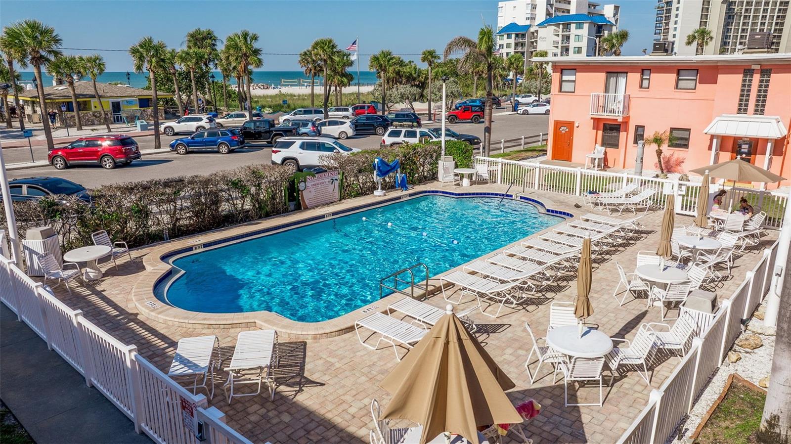 Listing photo id 2 for 6800 Sunset Way 1003