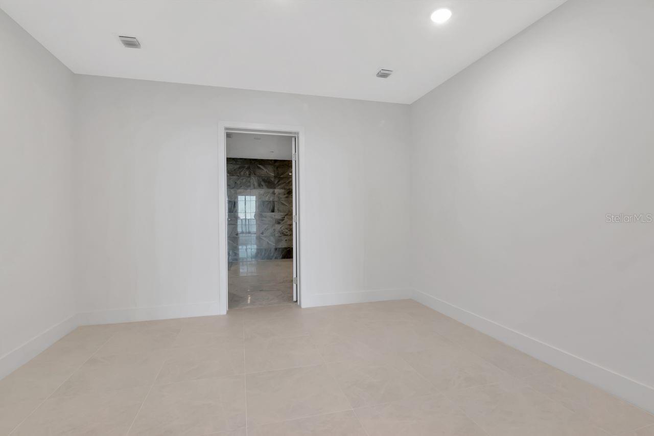 Listing photo id 16 for 3015 Ysabella Avenue 903