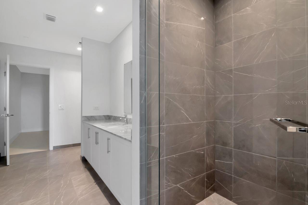 Listing photo id 22 for 3015 Ysabella Avenue 903