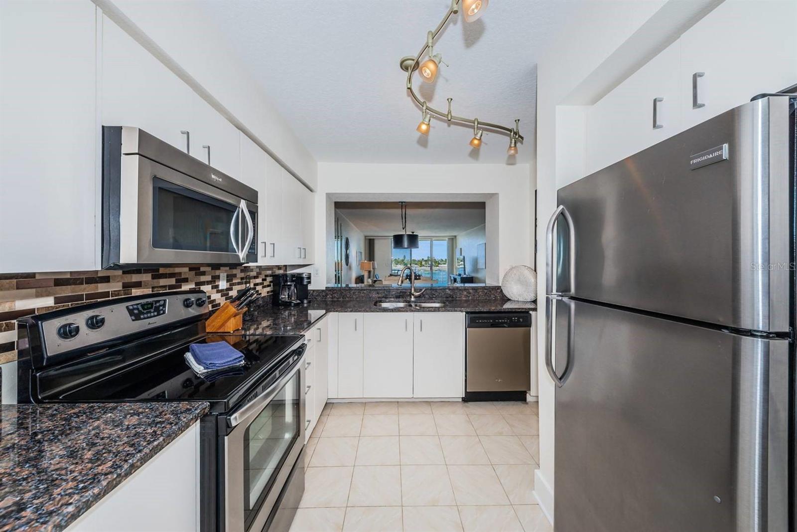 Image 4 of 25 For 6083 Bahia Del Mar Circle 460