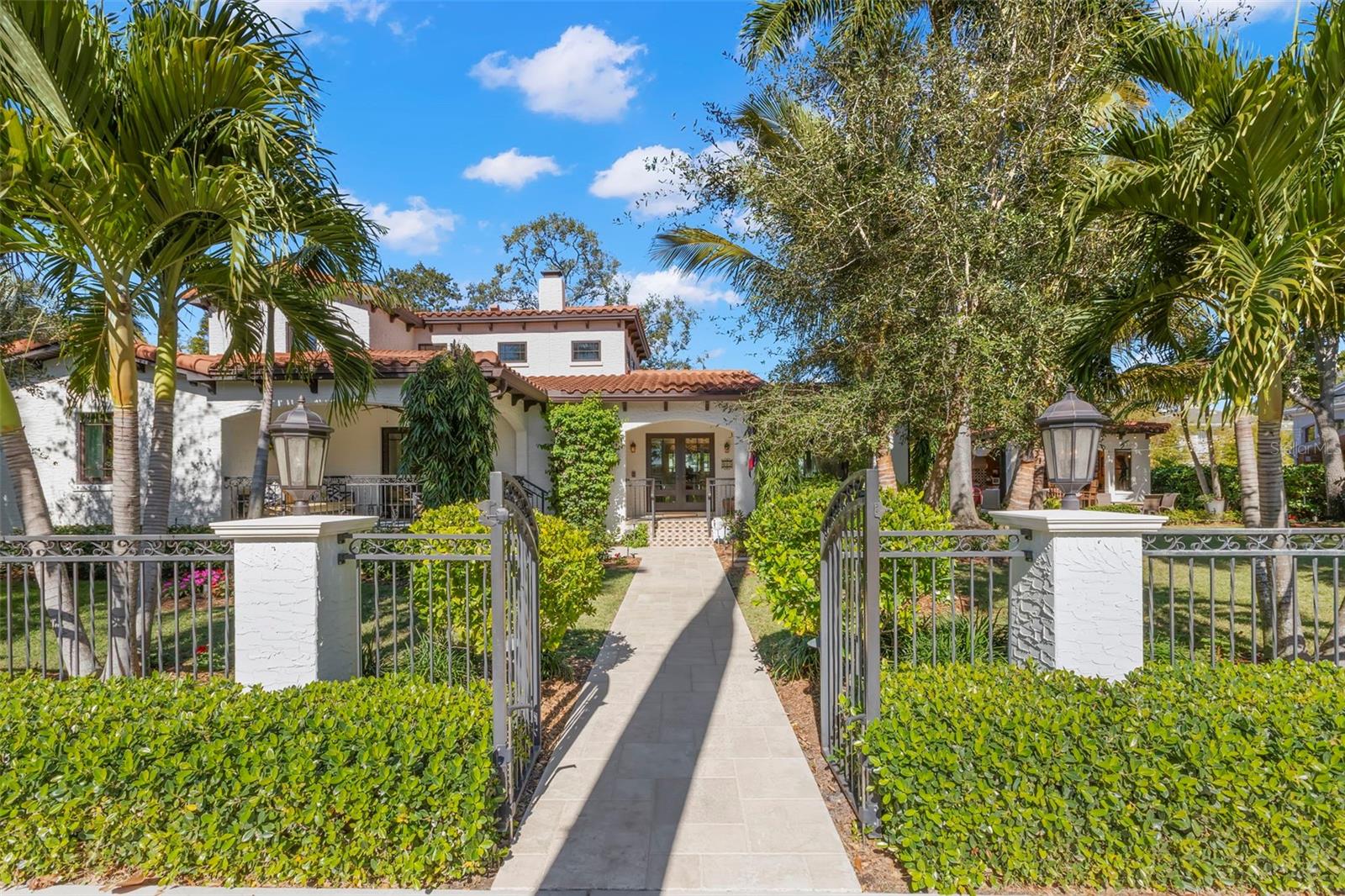 Listing photo id 2 for 815 15th Avenue Ne