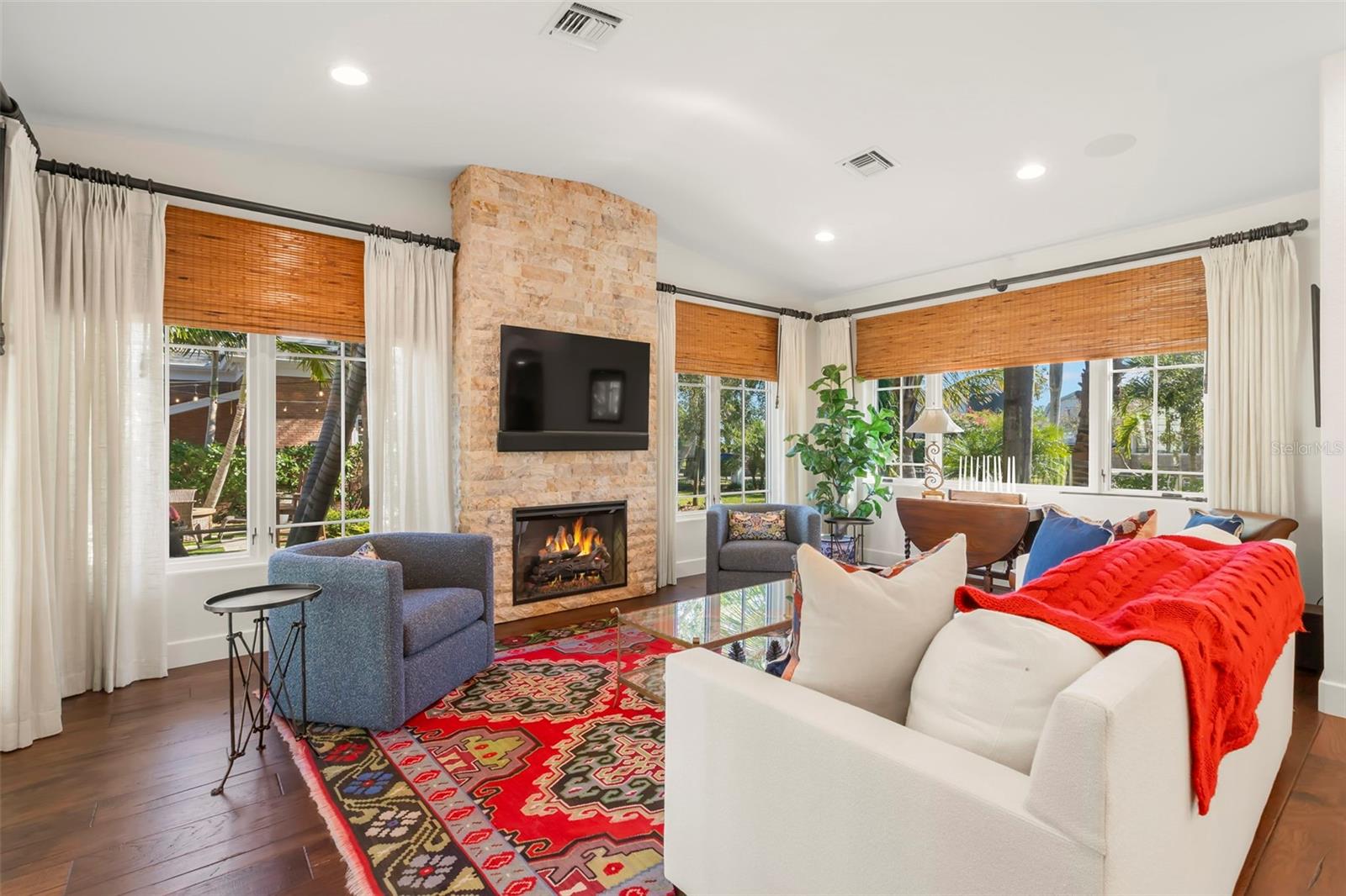 Listing photo id 5 for 815 15th Avenue Ne