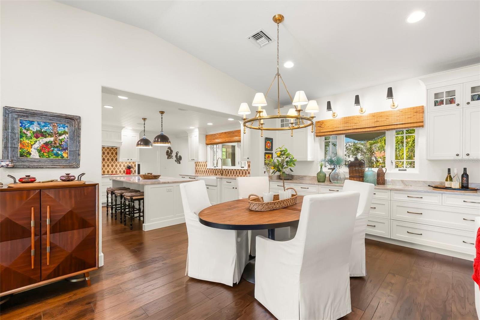 Listing photo id 7 for 815 15th Avenue Ne