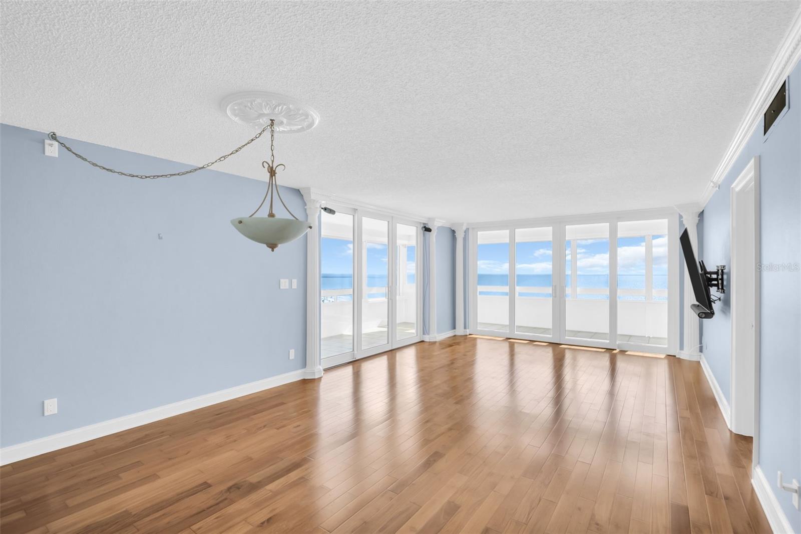 Image 12 of 38 For 17900 Gulf Boulevard 12a