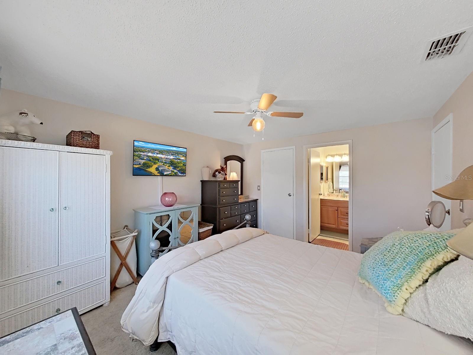 Listing photo id 32 for 129 Camphor Circle C