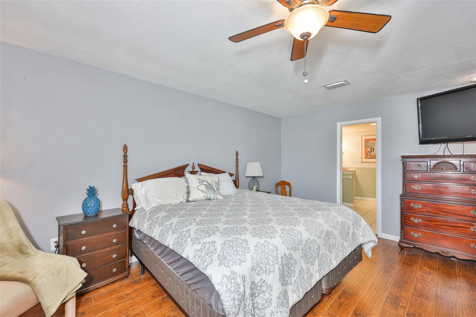 Image 25 of 46 For 318 Fairside Court