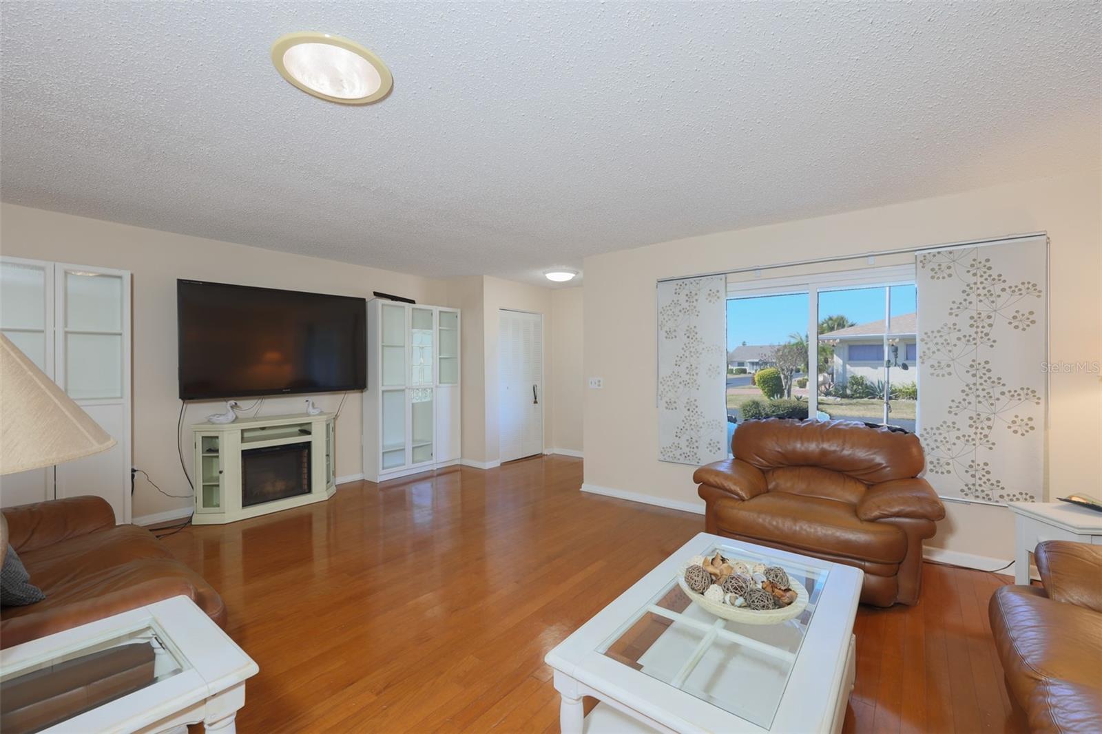 Image 7 of 46 For 318 Fairside Court