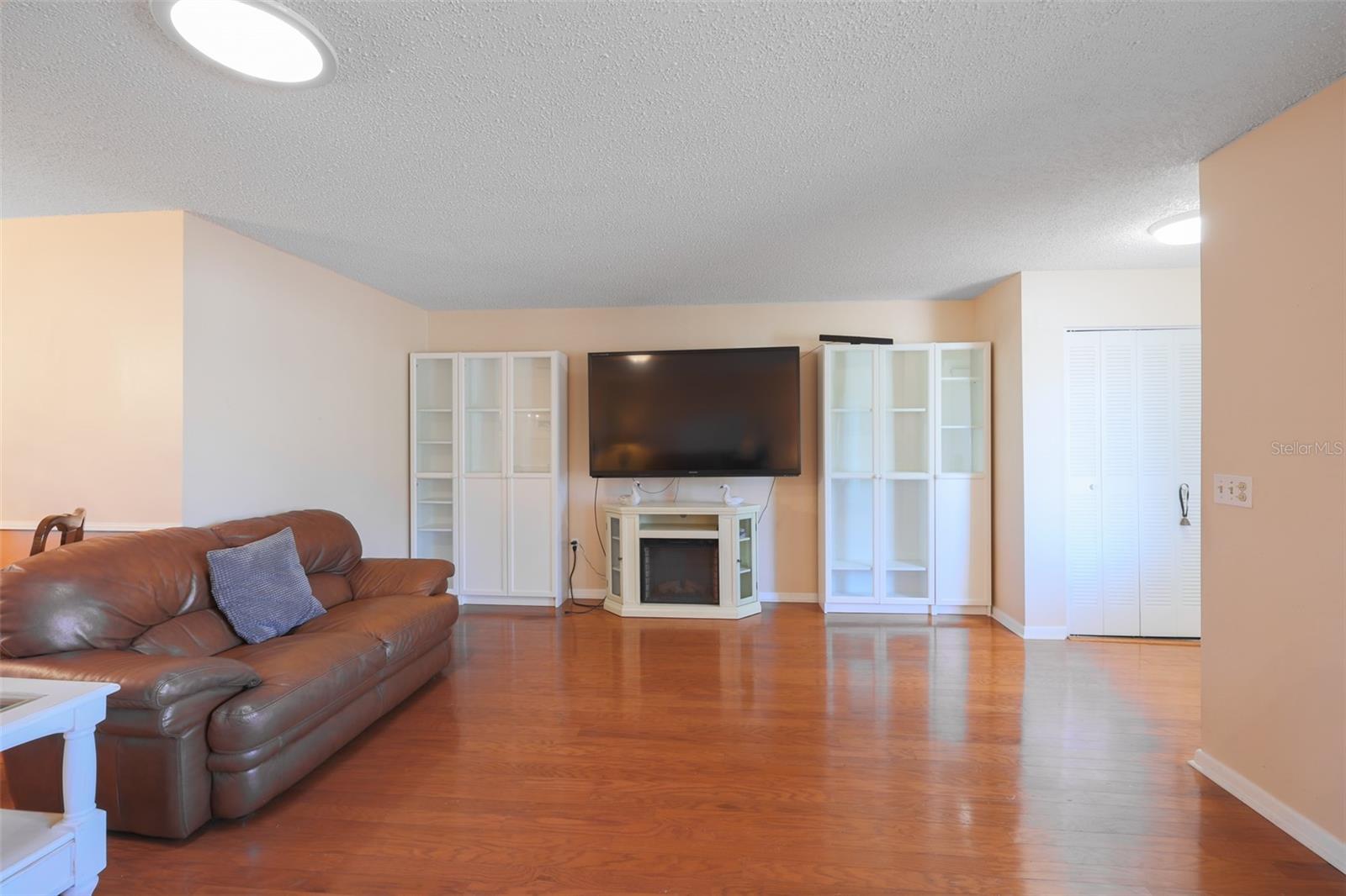 Image 8 of 46 For 318 Fairside Court