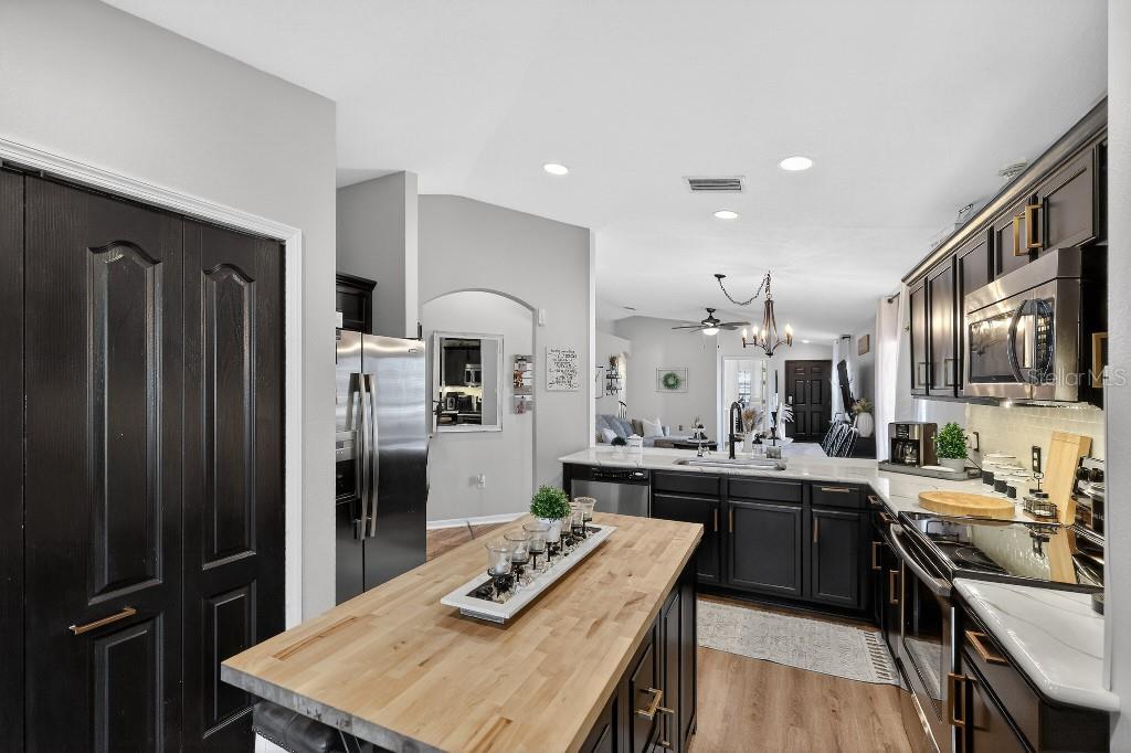 Image 4 of 36 For 4318 English Turn Way