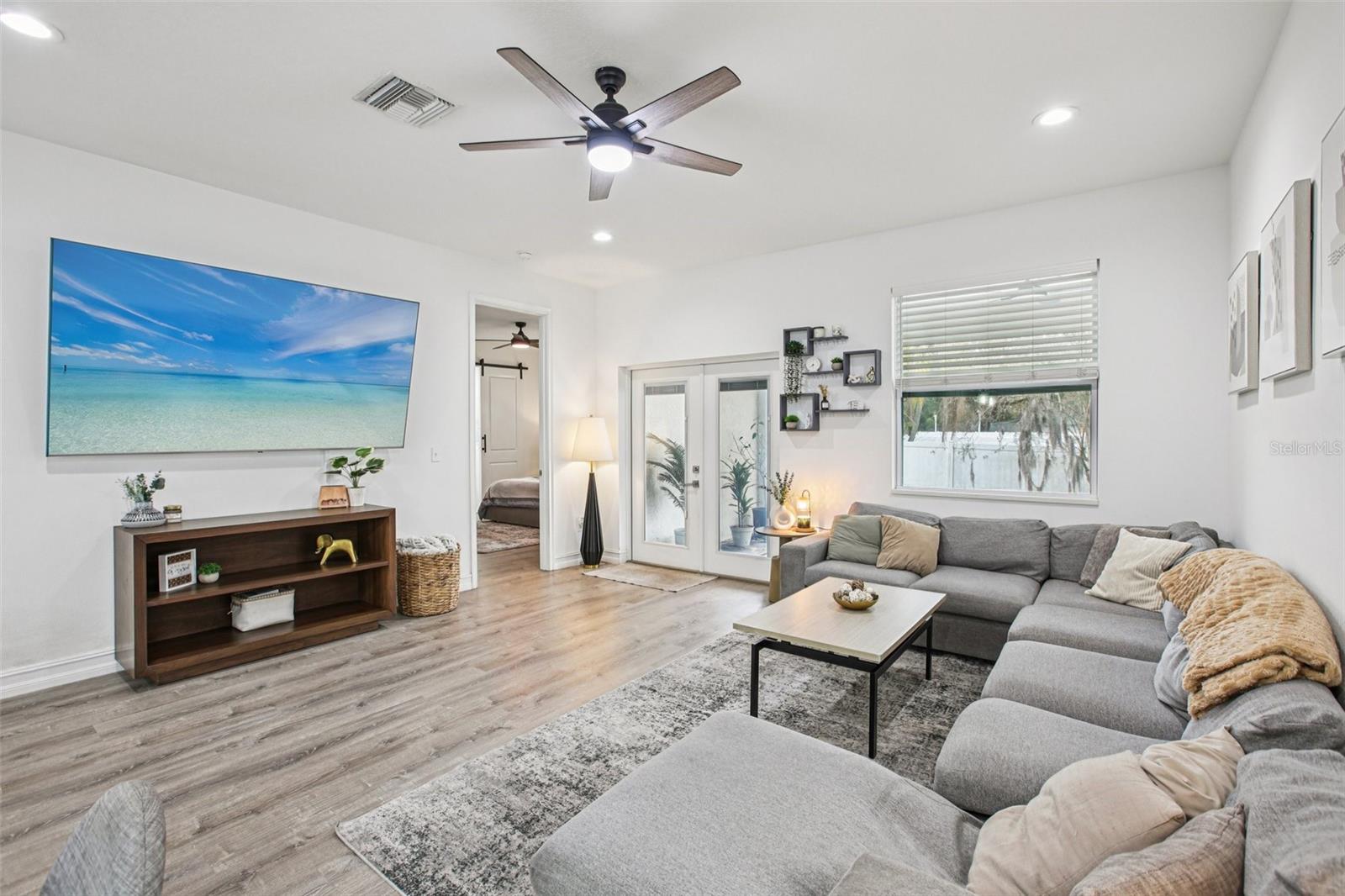 Listing photo id 3 for 801 Sligh Avenue 1-2