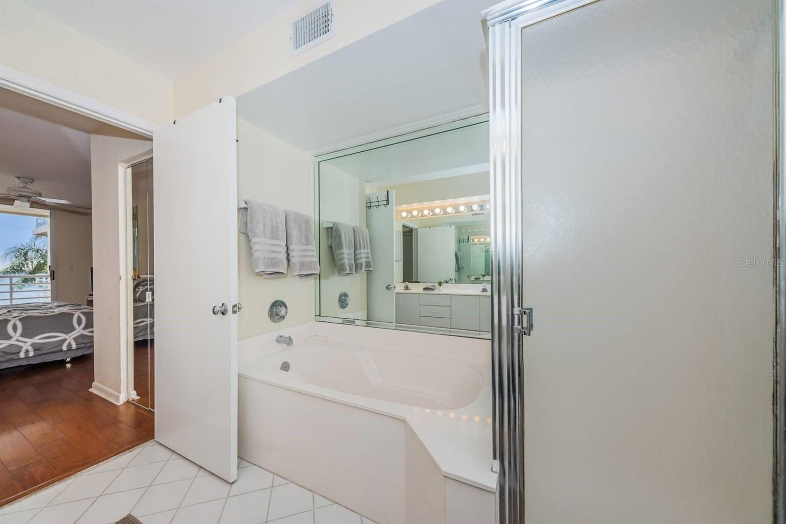 Image 17 of 26 For 6105 Bahia Del Mar Circle 382