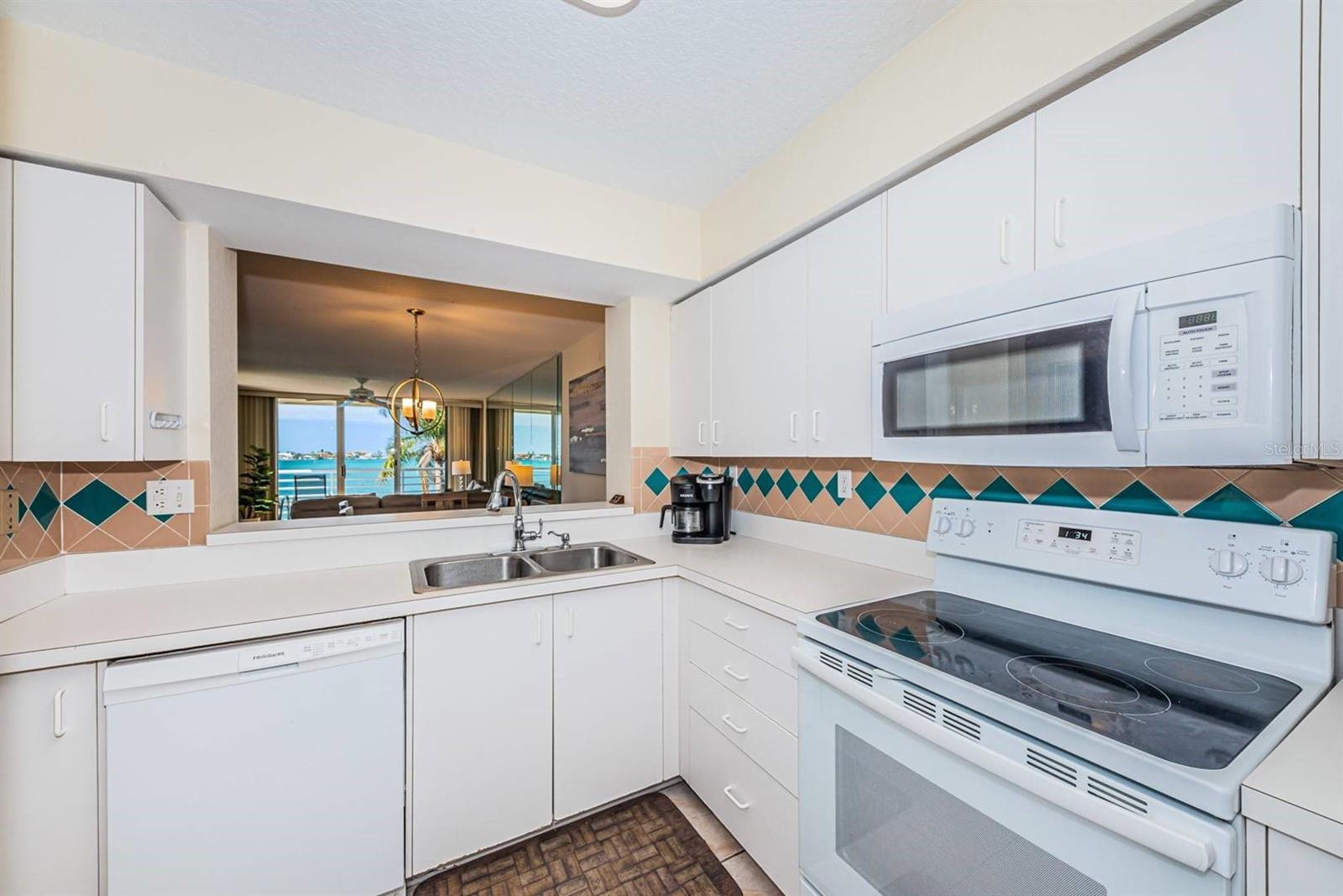 Image 4 of 26 For 6105 Bahia Del Mar Circle 382