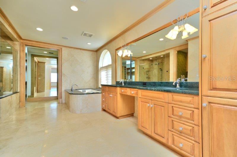 Listing photo id 10 for 220 Gulf Boulevard 8