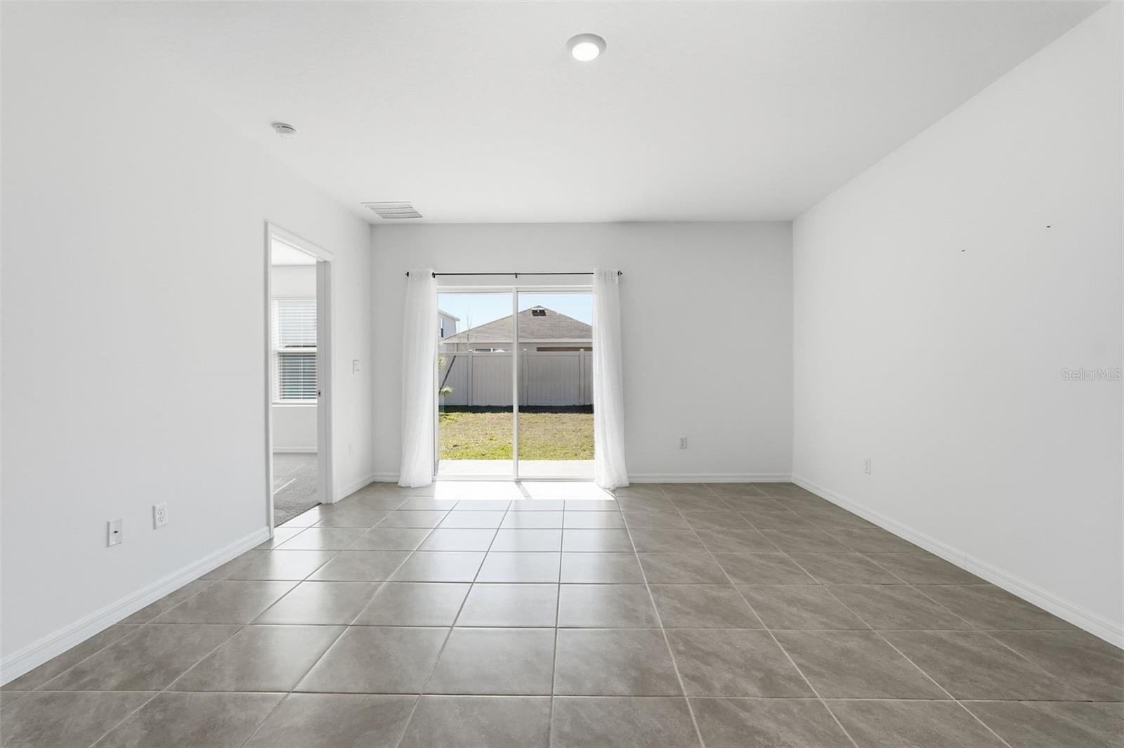 Image 17 of 38 For 33358 Regent Canal Street