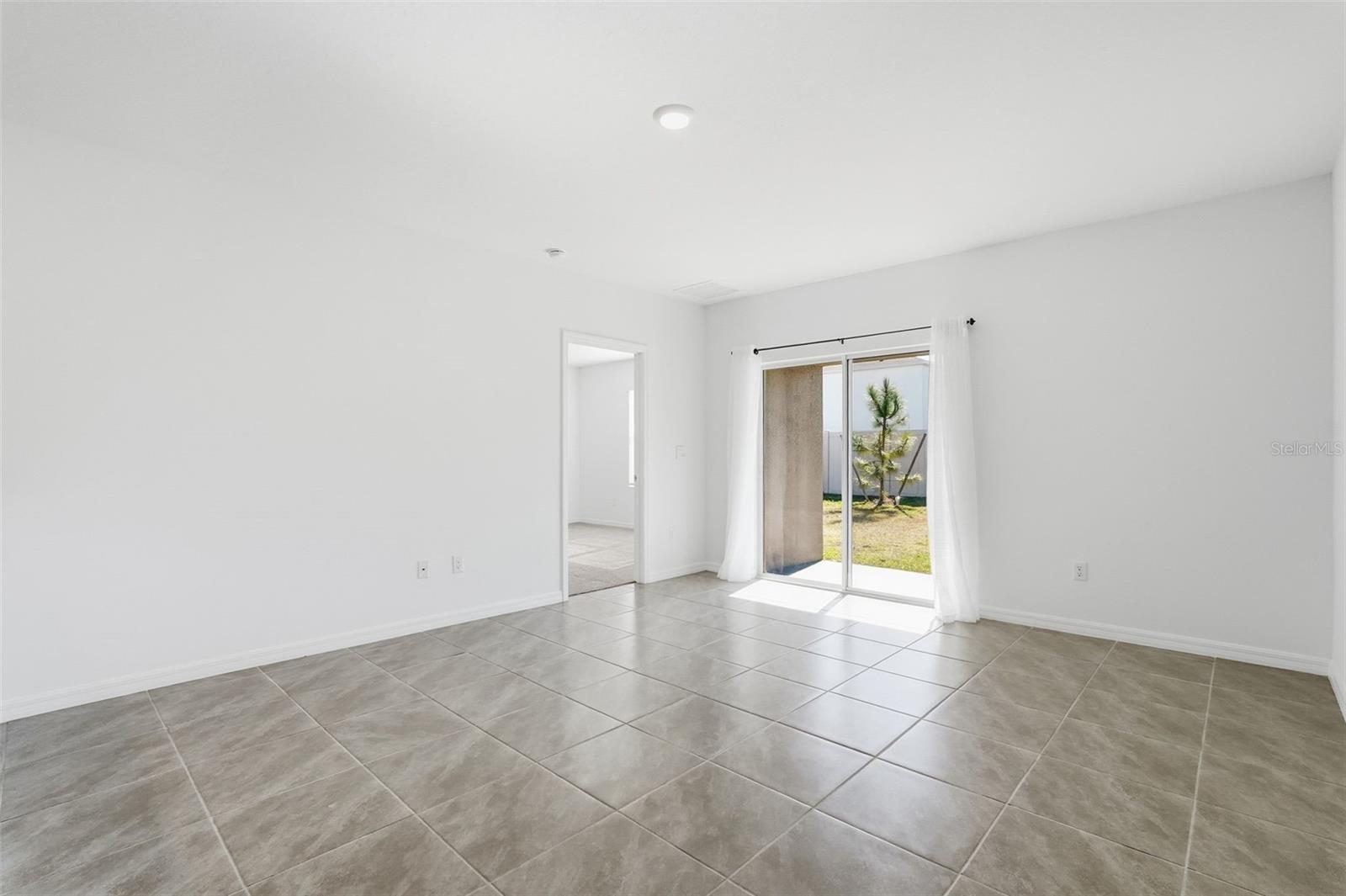 Image 18 of 38 For 33358 Regent Canal Street