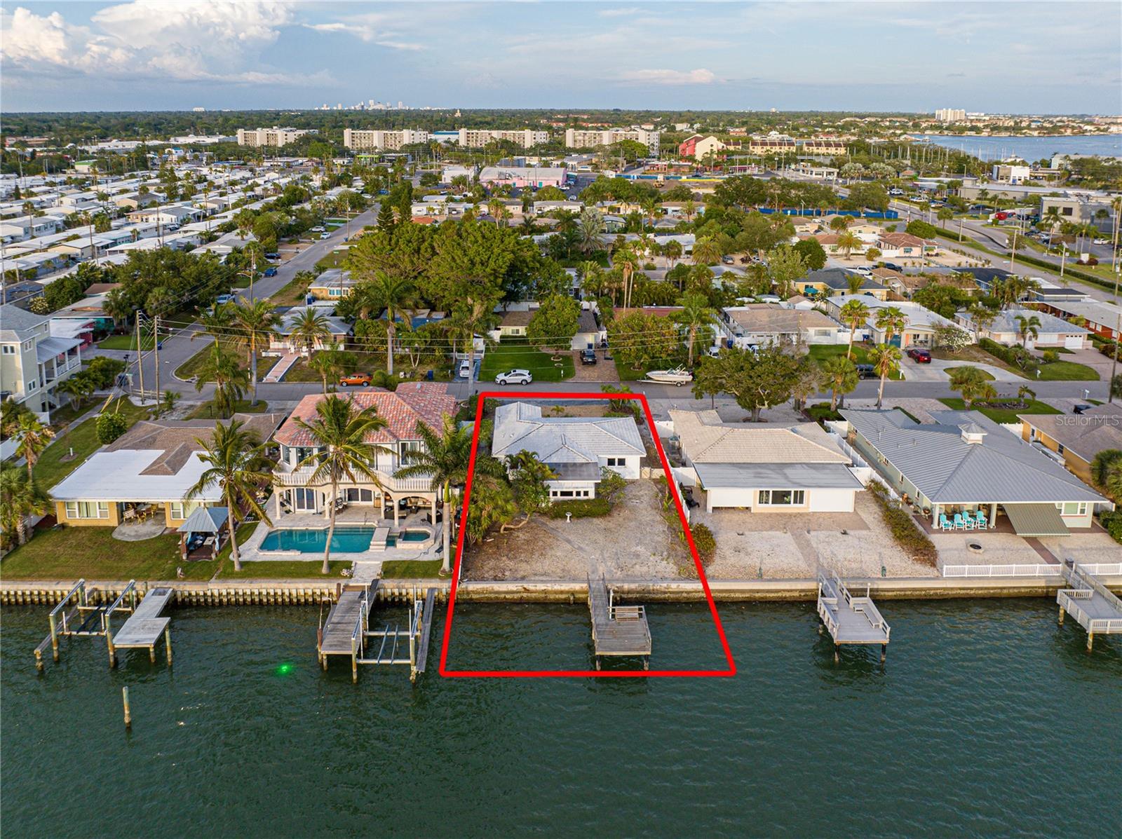 Listing photo id 23 for 1425 Corey Way S