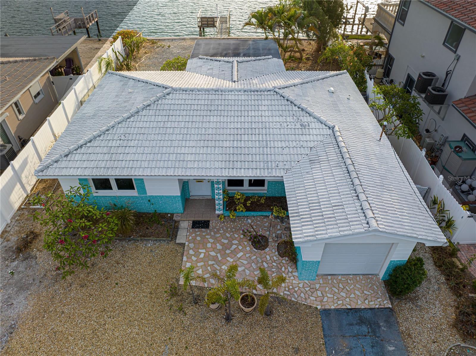 Listing photo id 1 for 1425 Corey Way S