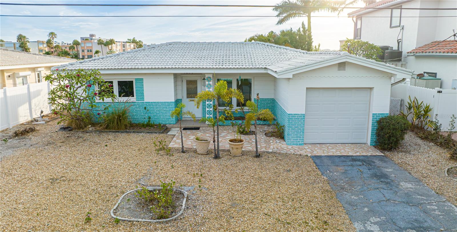 Listing photo id 2 for 1425 Corey Way S