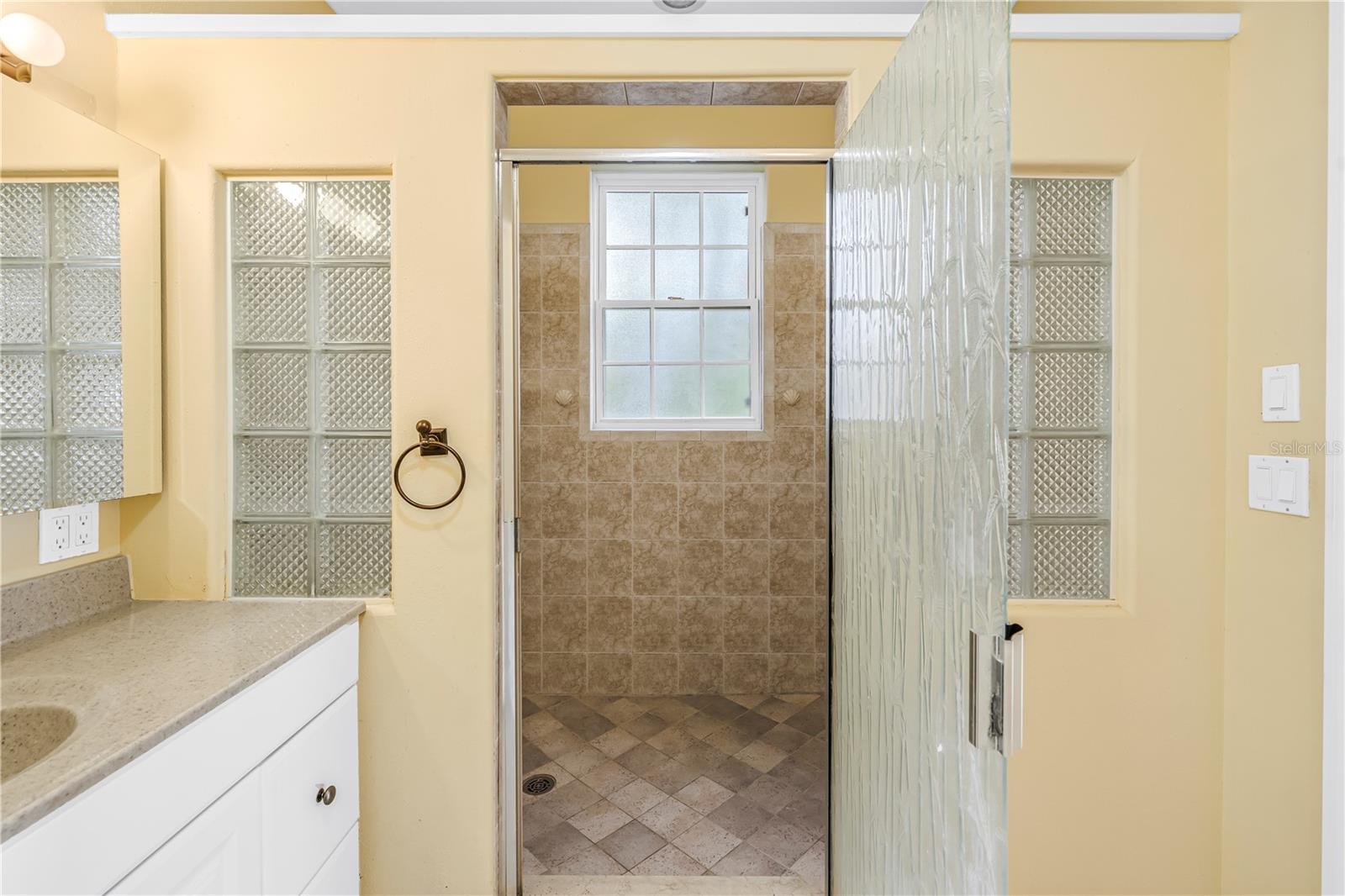 Image 23 of 96 For 546 26th Avenue N