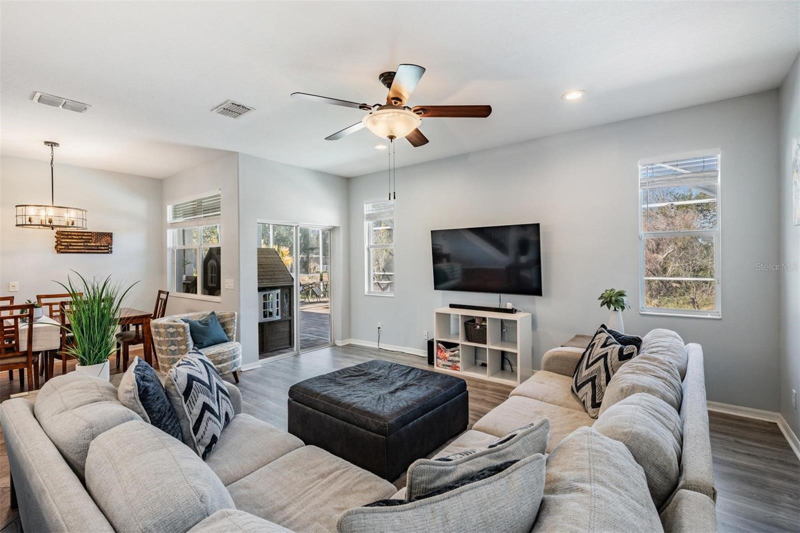 Listing photo id 13 for 9212 Oak Pride Court