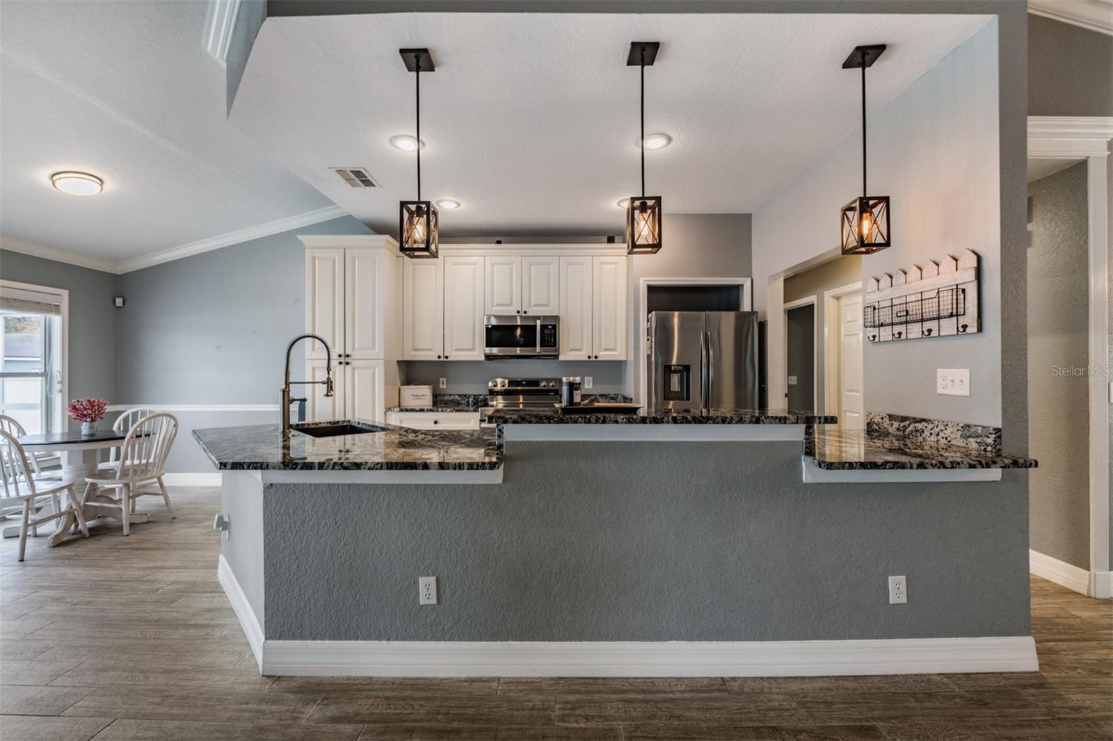 Listing photo id 7 for 3234 Alcott Avenue