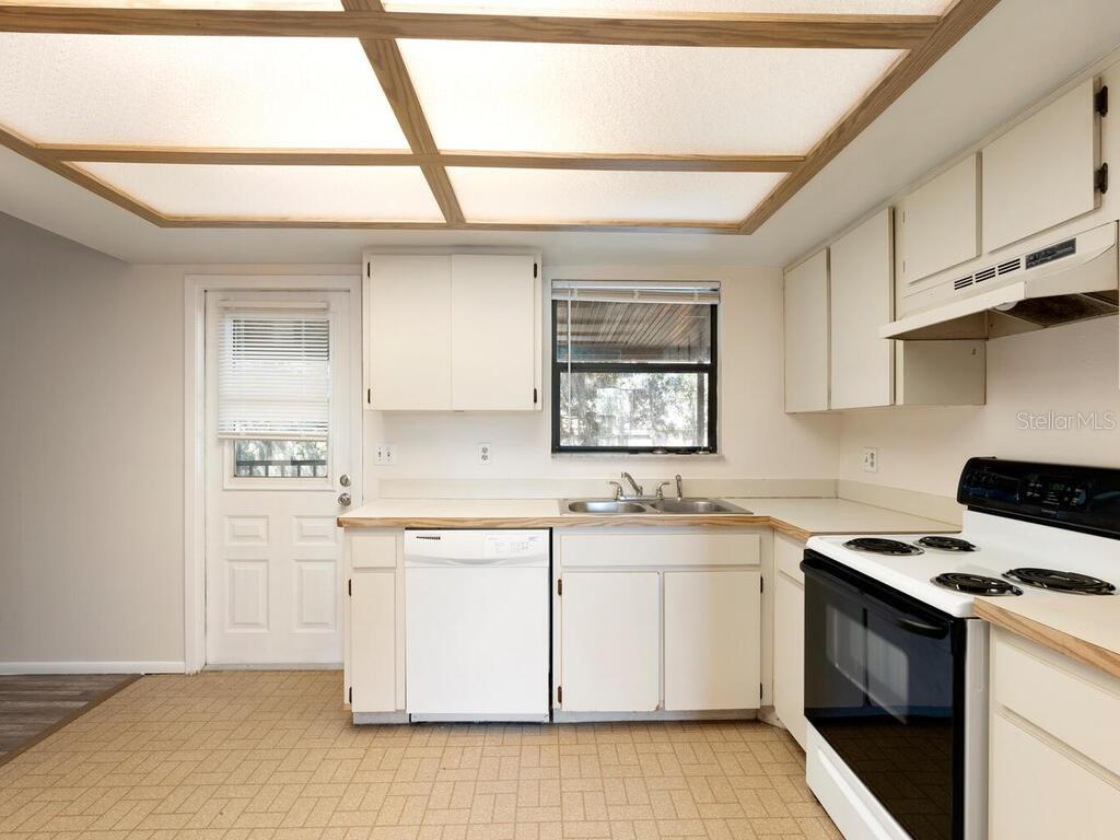 Image 7 of 23 For 533 Curlew Place 533