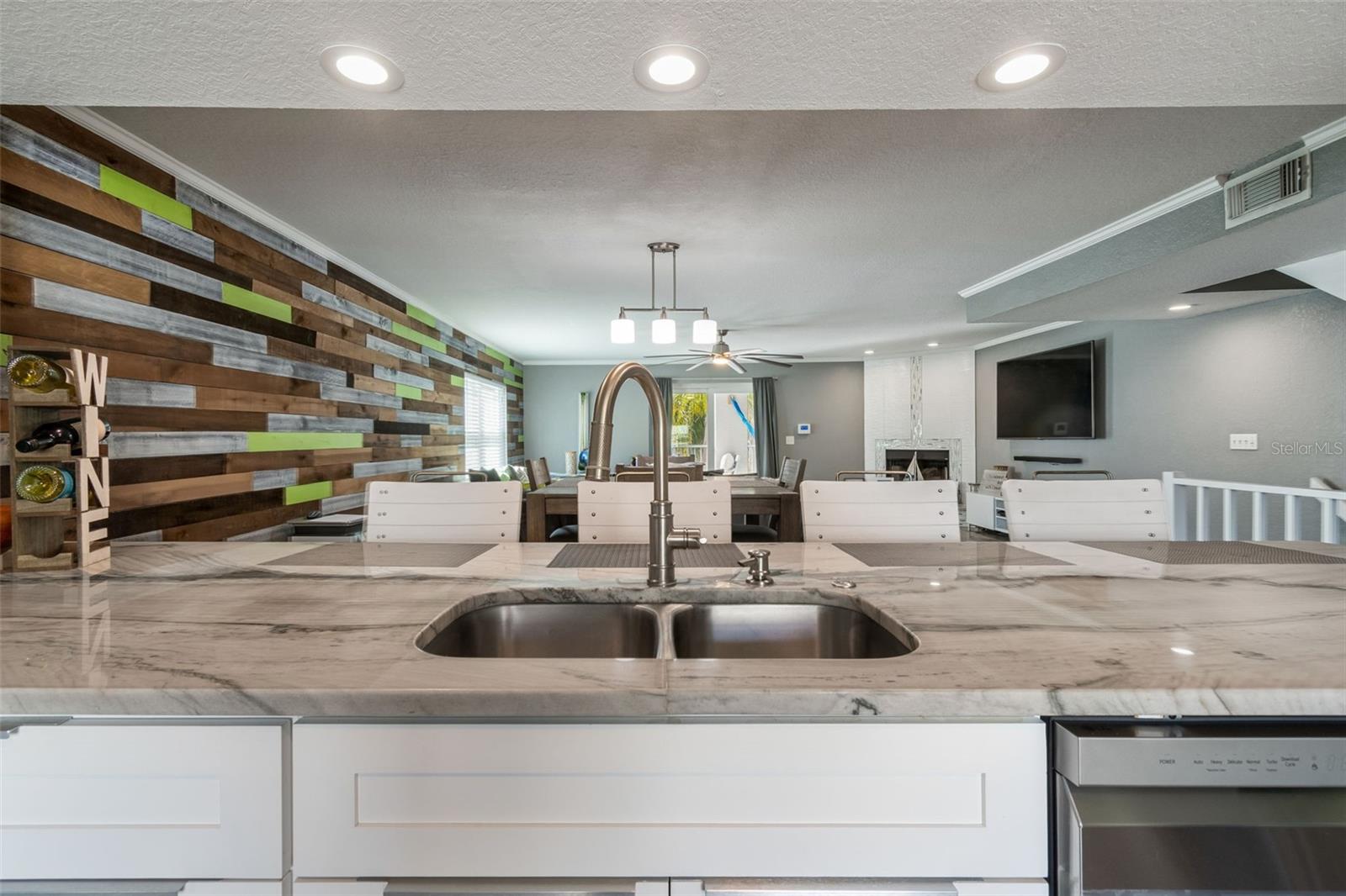 Image 11 of 33 For 1117 Pinellas Bayway S 301