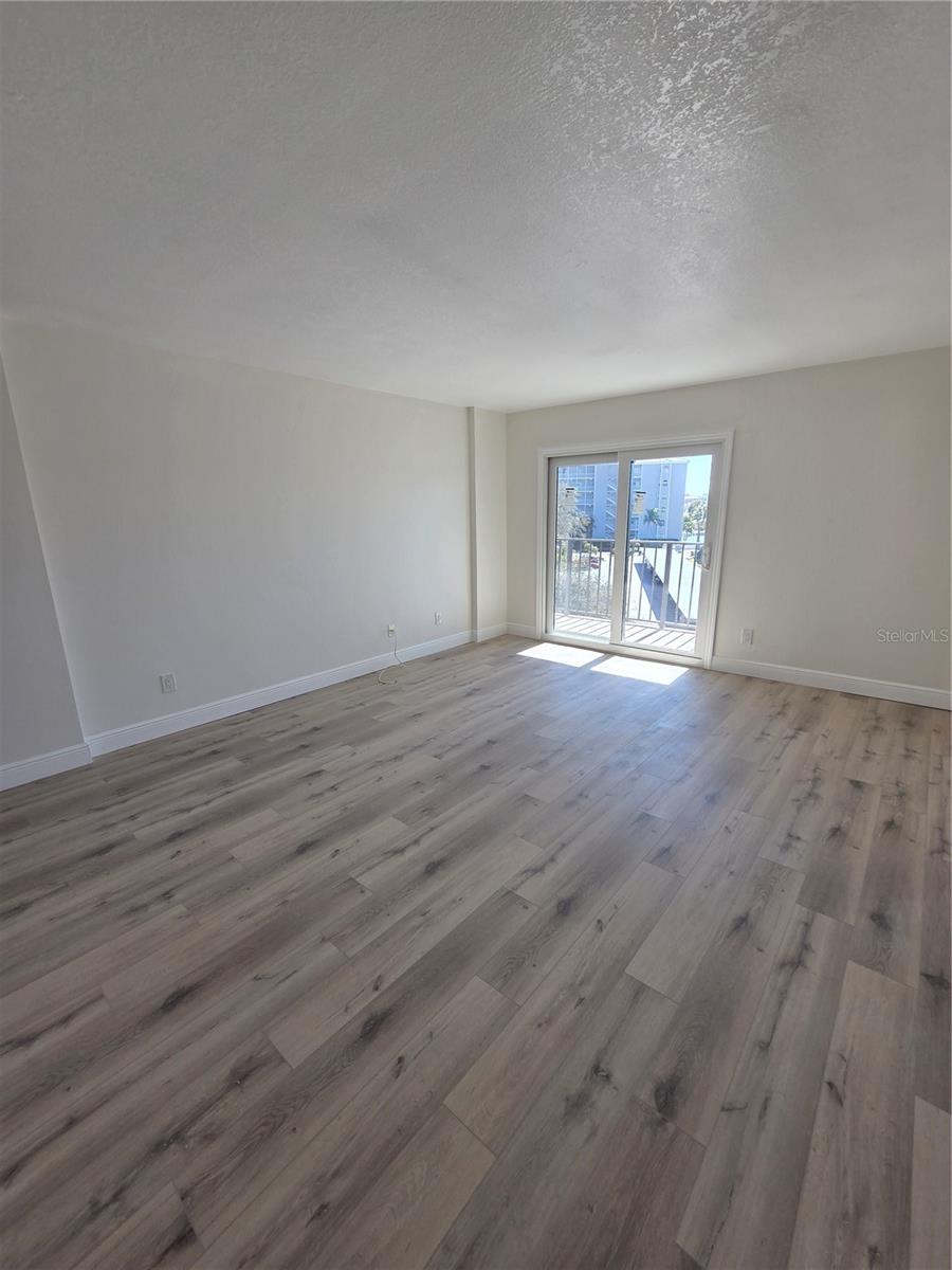 Image 12 of 23 For 650 Island Way 408