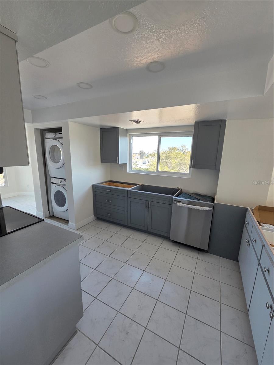 Image 4 of 23 For 650 Island Way 408