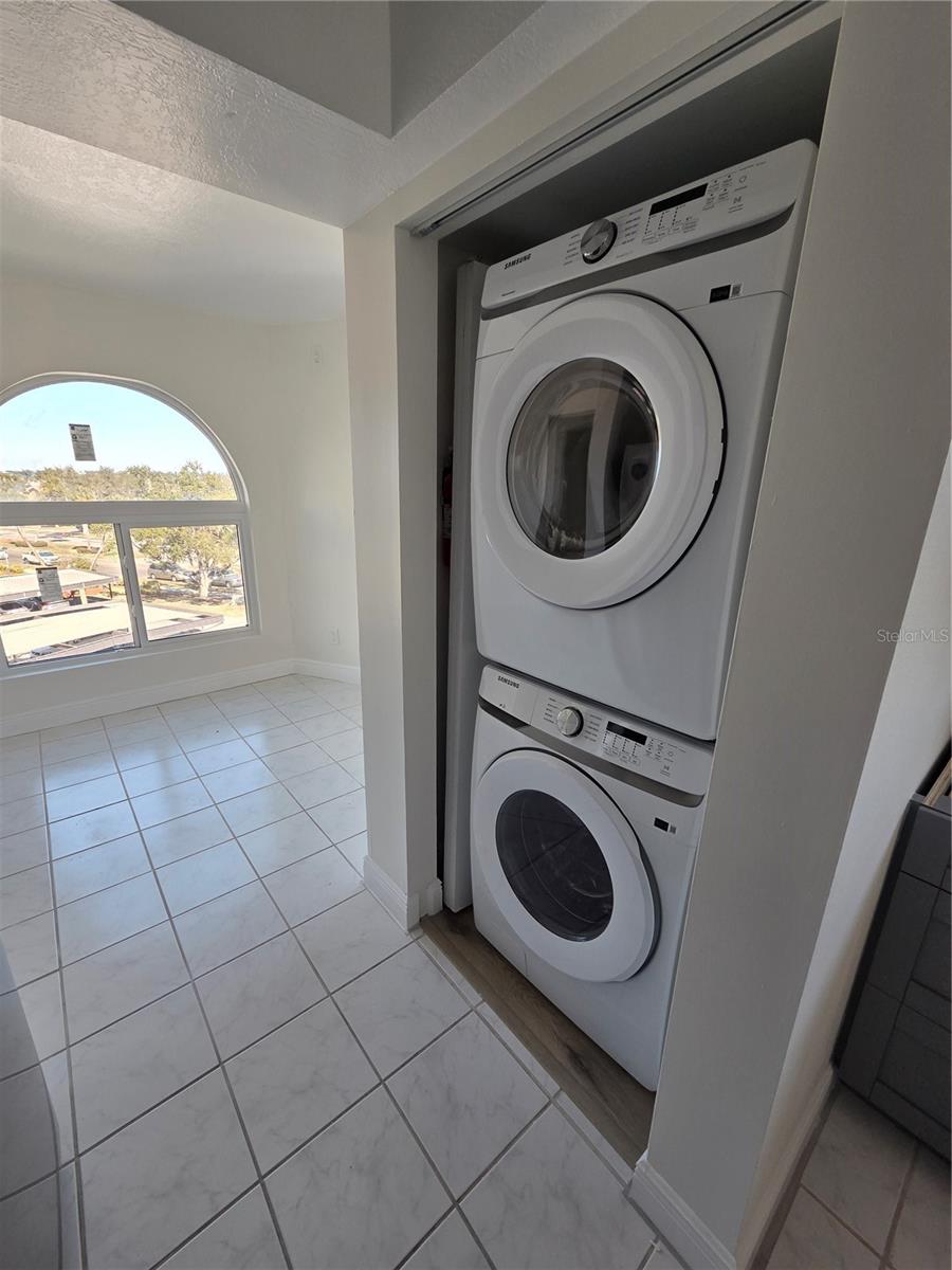 Image 7 of 23 For 650 Island Way 408