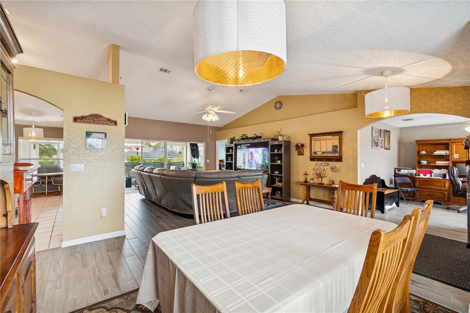 Image 16 of 83 For 407 Montpelier Court