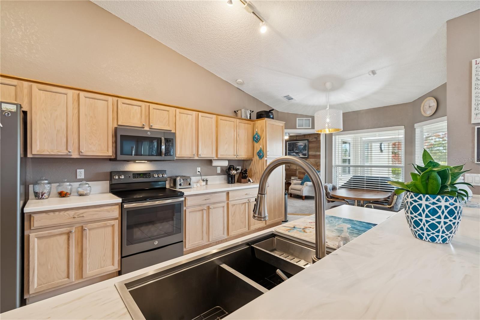 Image 22 of 83 For 407 Montpelier Court