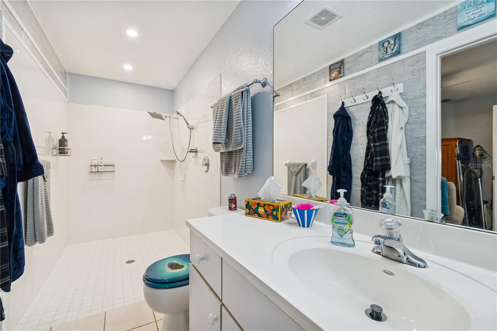 Image 37 of 83 For 407 Montpelier Court