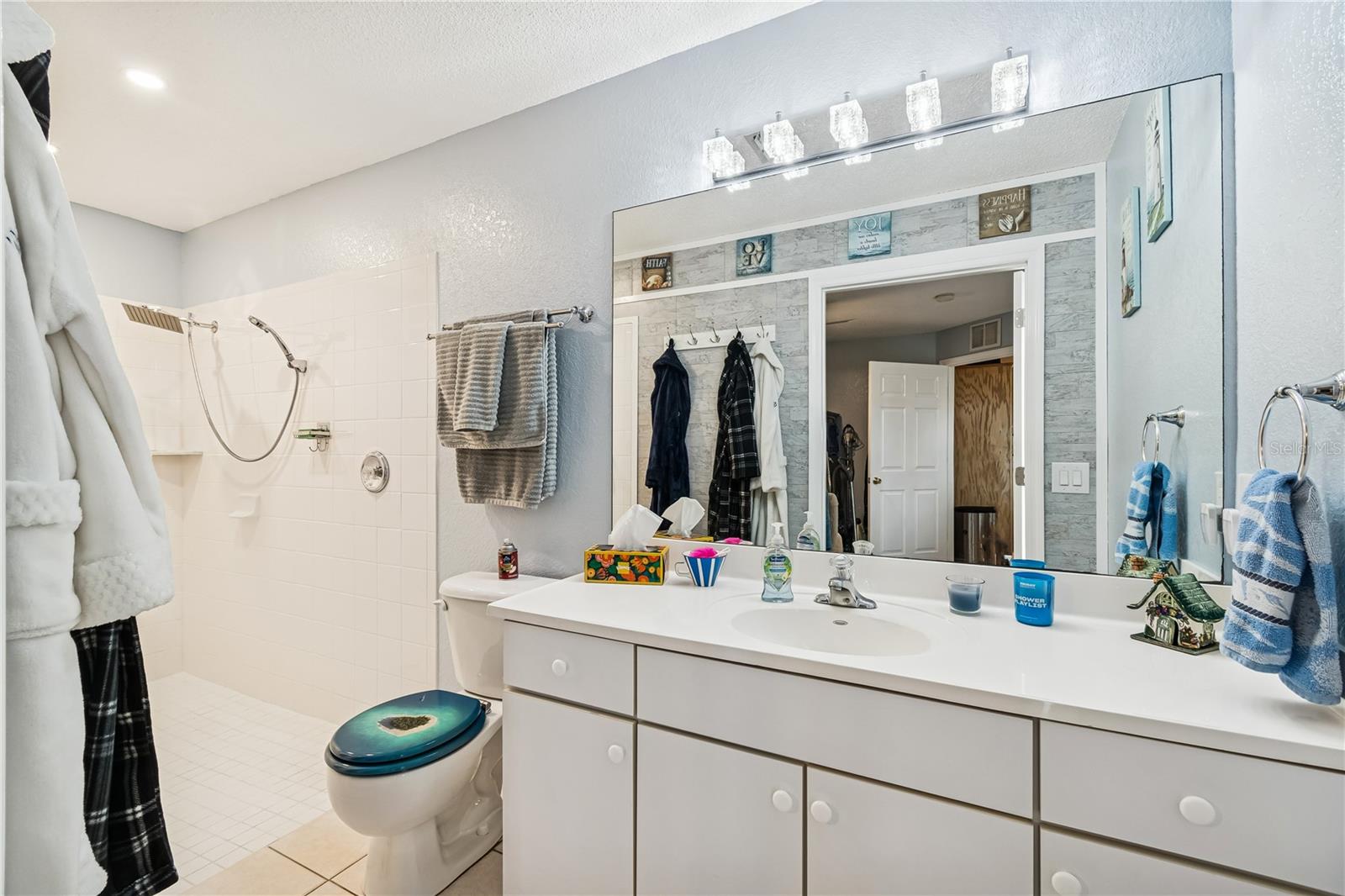 Image 38 of 83 For 407 Montpelier Court