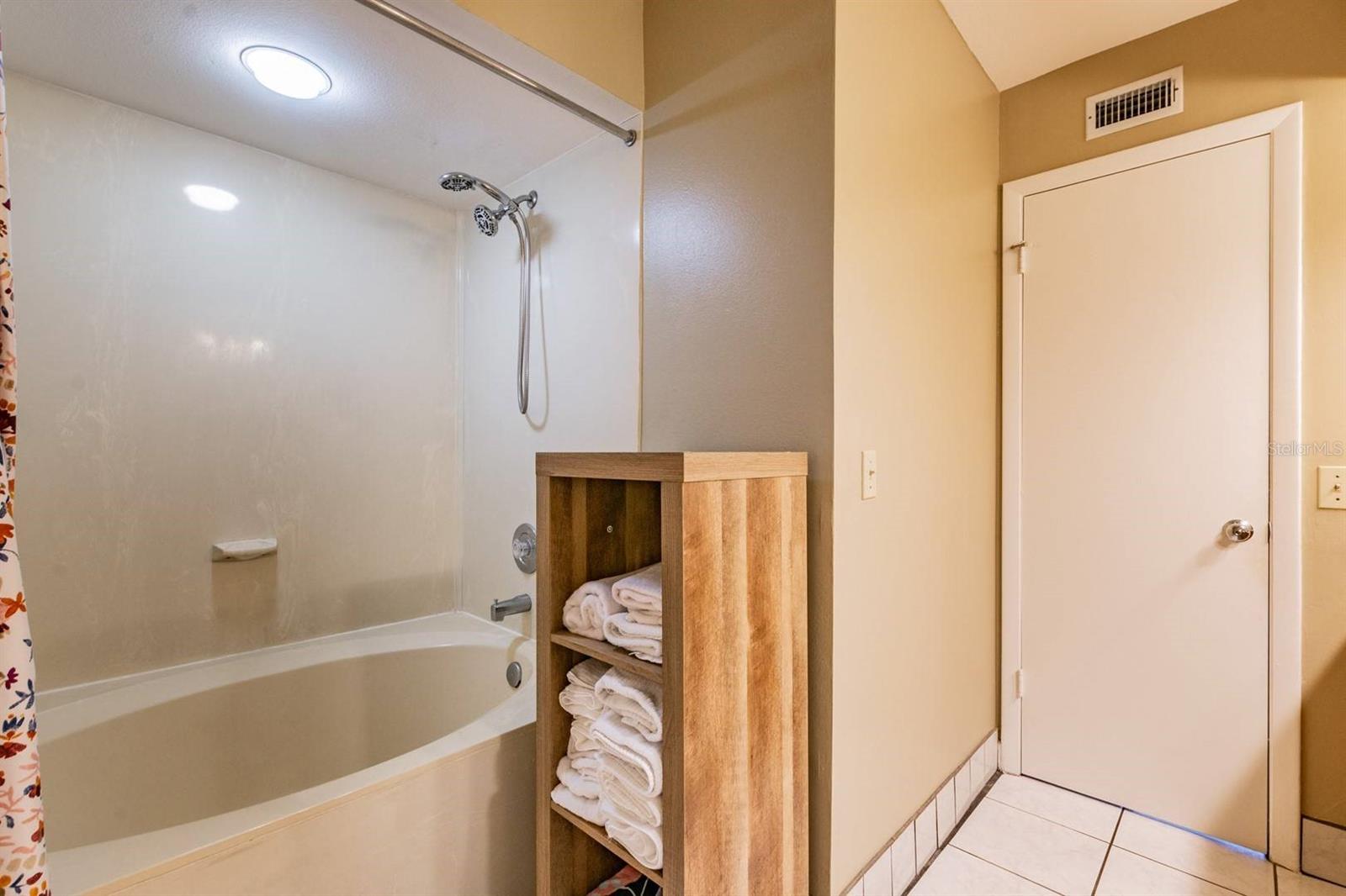 Image 17 of 28 For 5701 Bahia Del Mar Circle 403