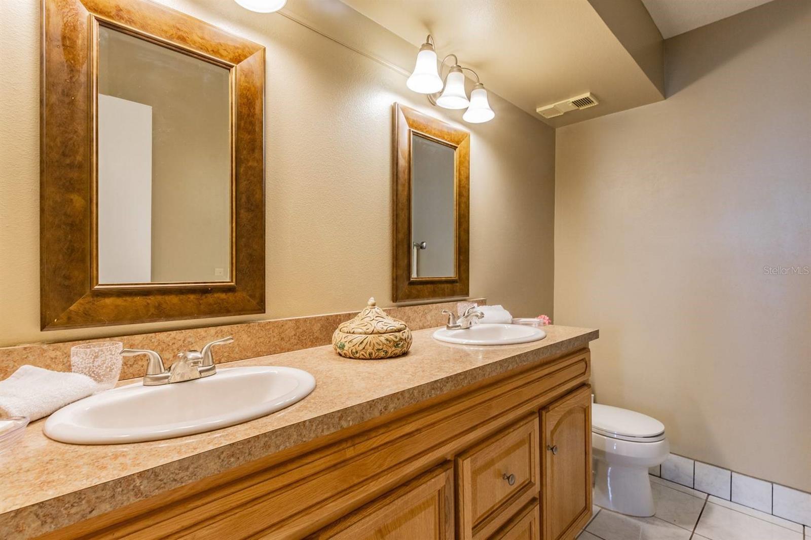 Image 18 of 28 For 5701 Bahia Del Mar Circle 403