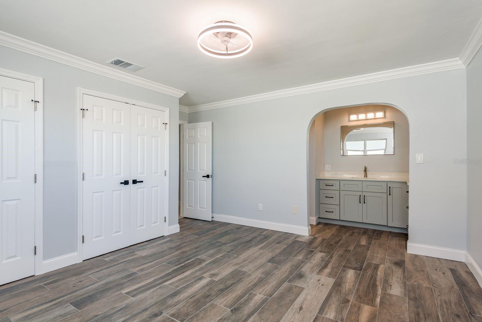 Listing photo id 14 for 5440 Leeward Lane