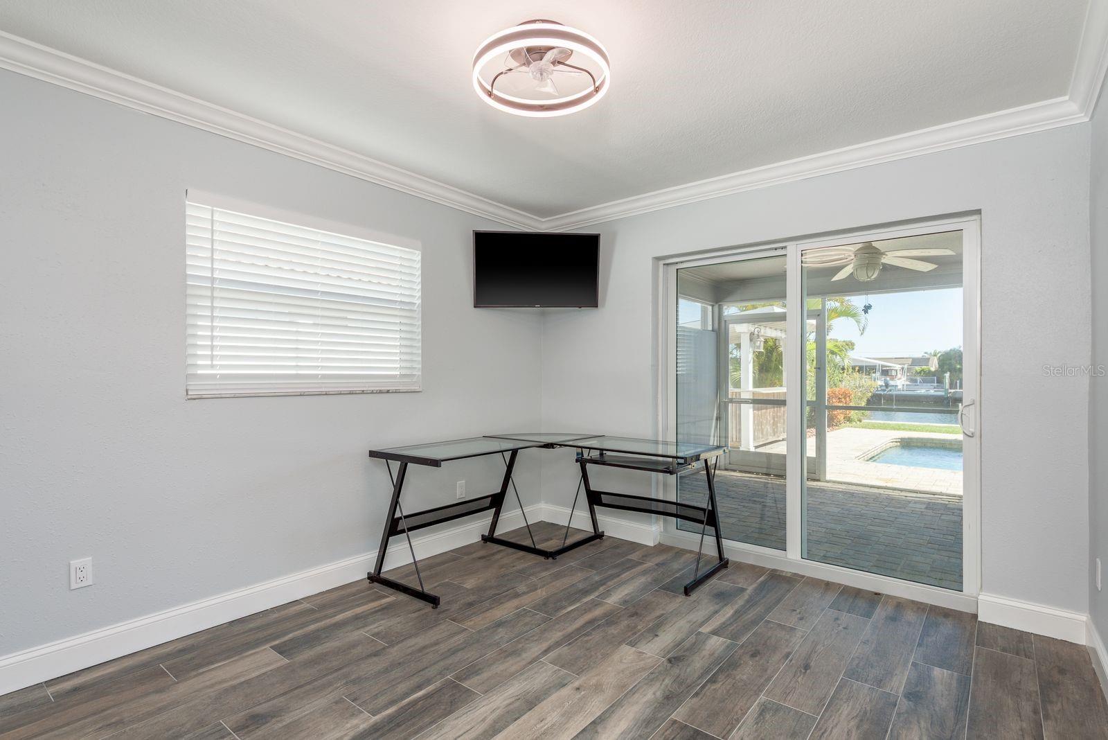 Listing photo id 17 for 5440 Leeward Lane