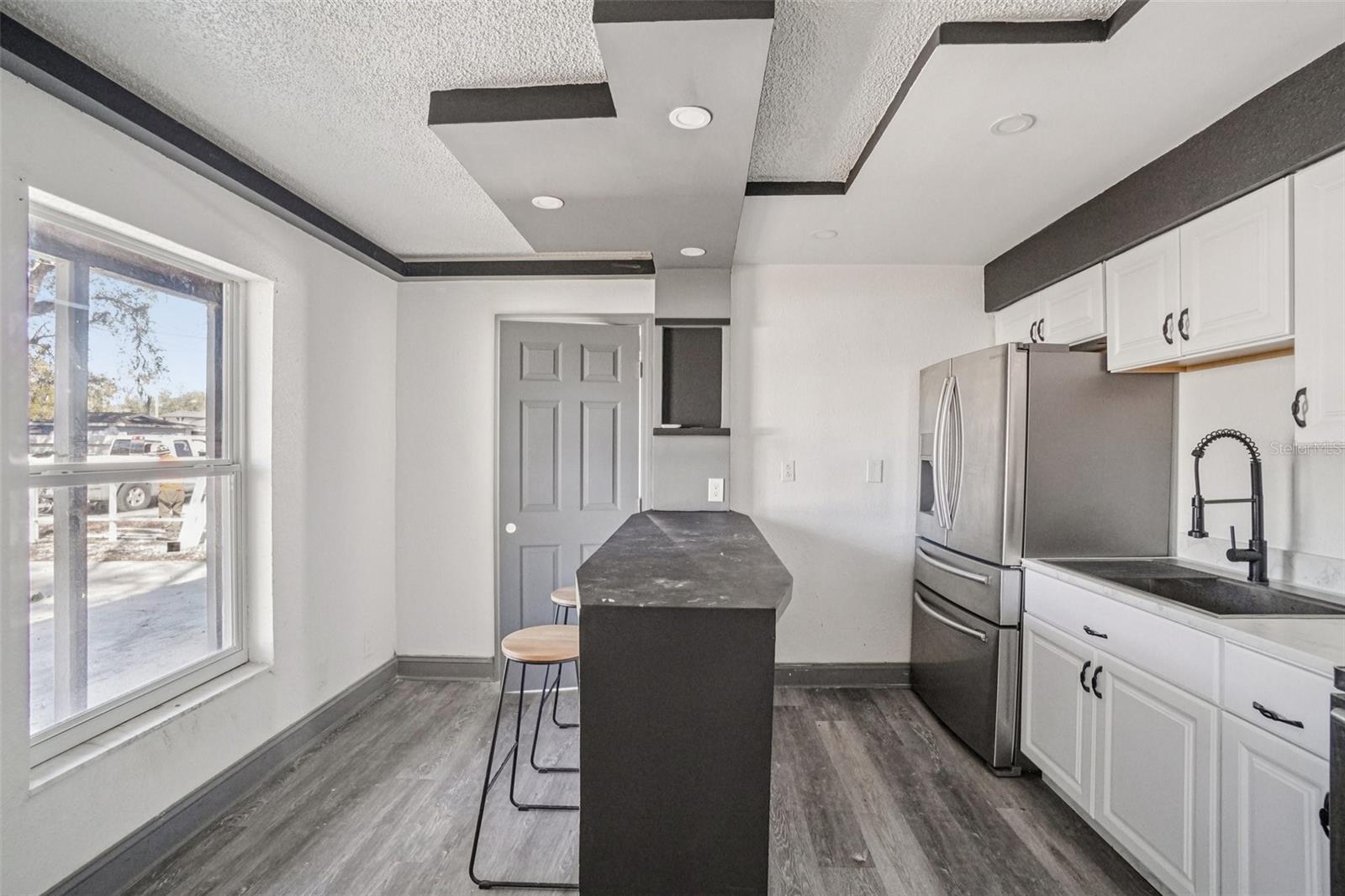 Listing photo id 8 for 7019 Willow Avenue