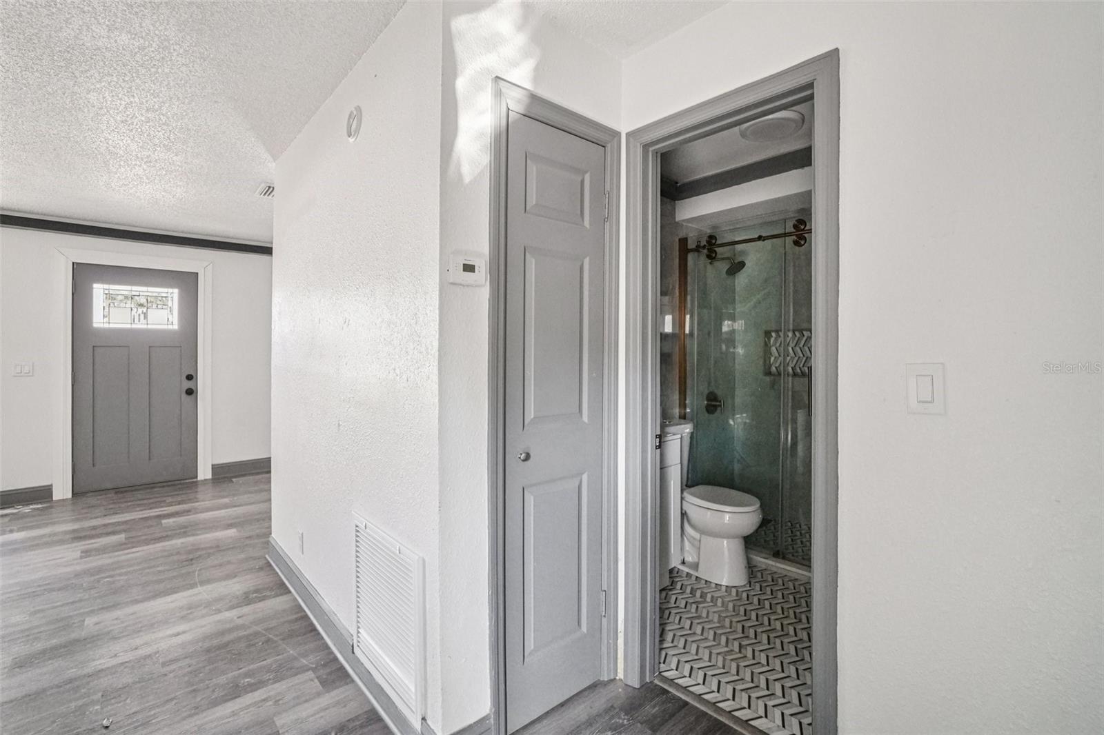 Listing photo id 11 for 7019 Willow Avenue