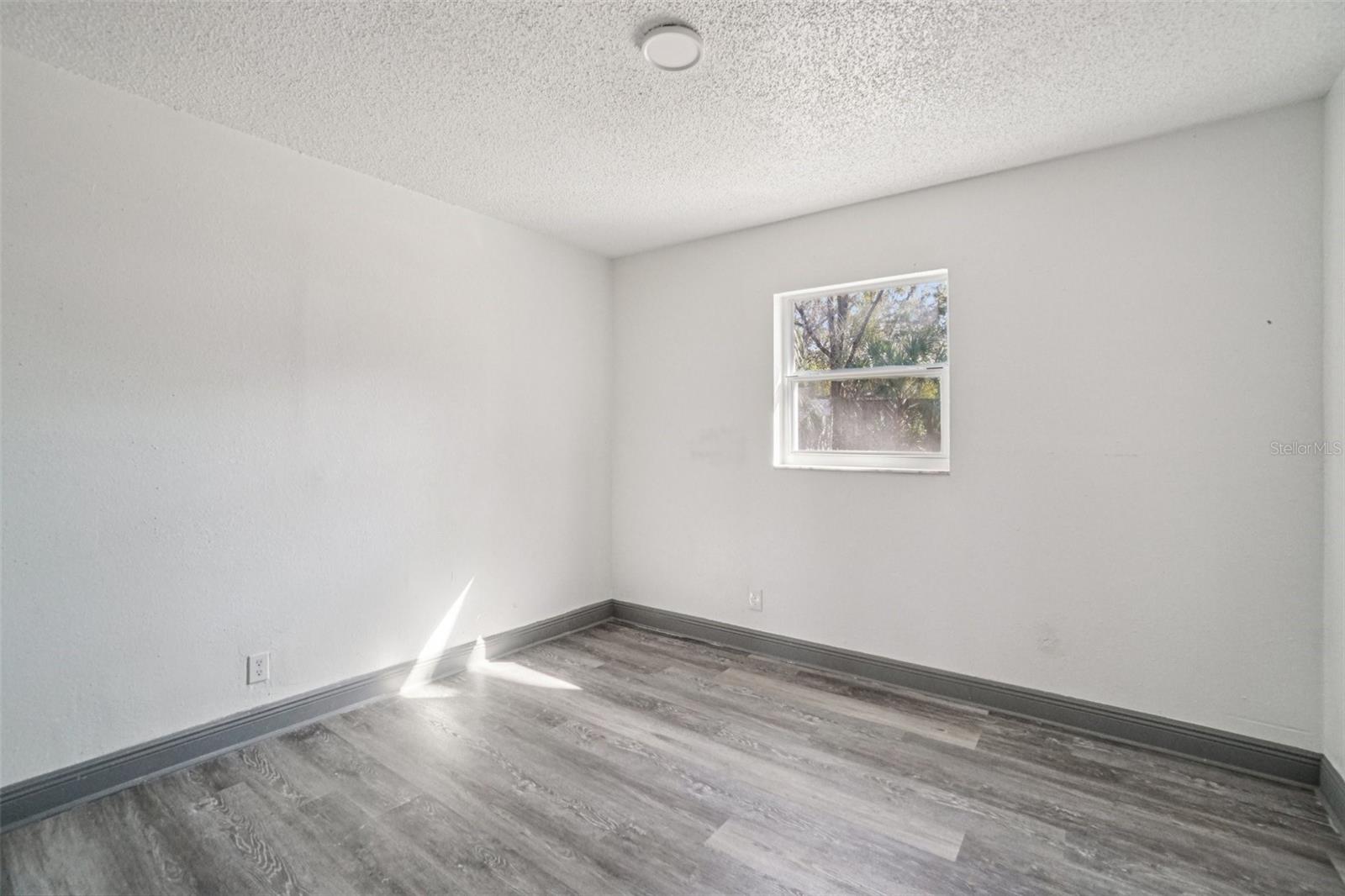 Listing photo id 14 for 7019 Willow Avenue