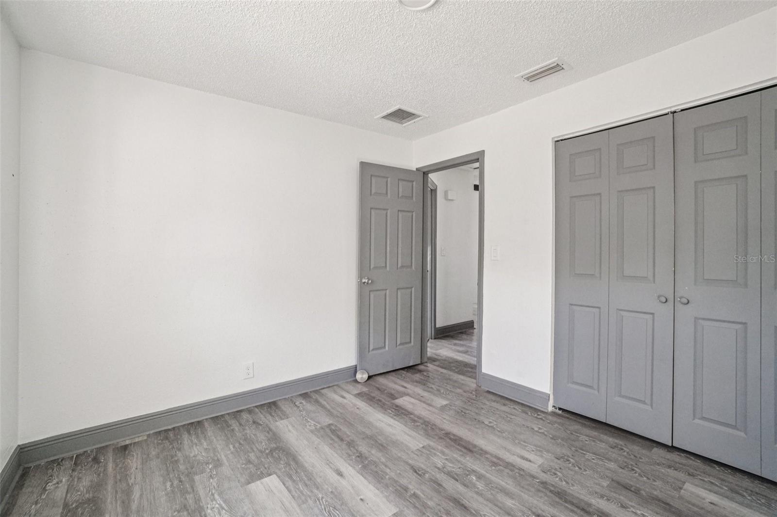 Listing photo id 15 for 7019 Willow Avenue