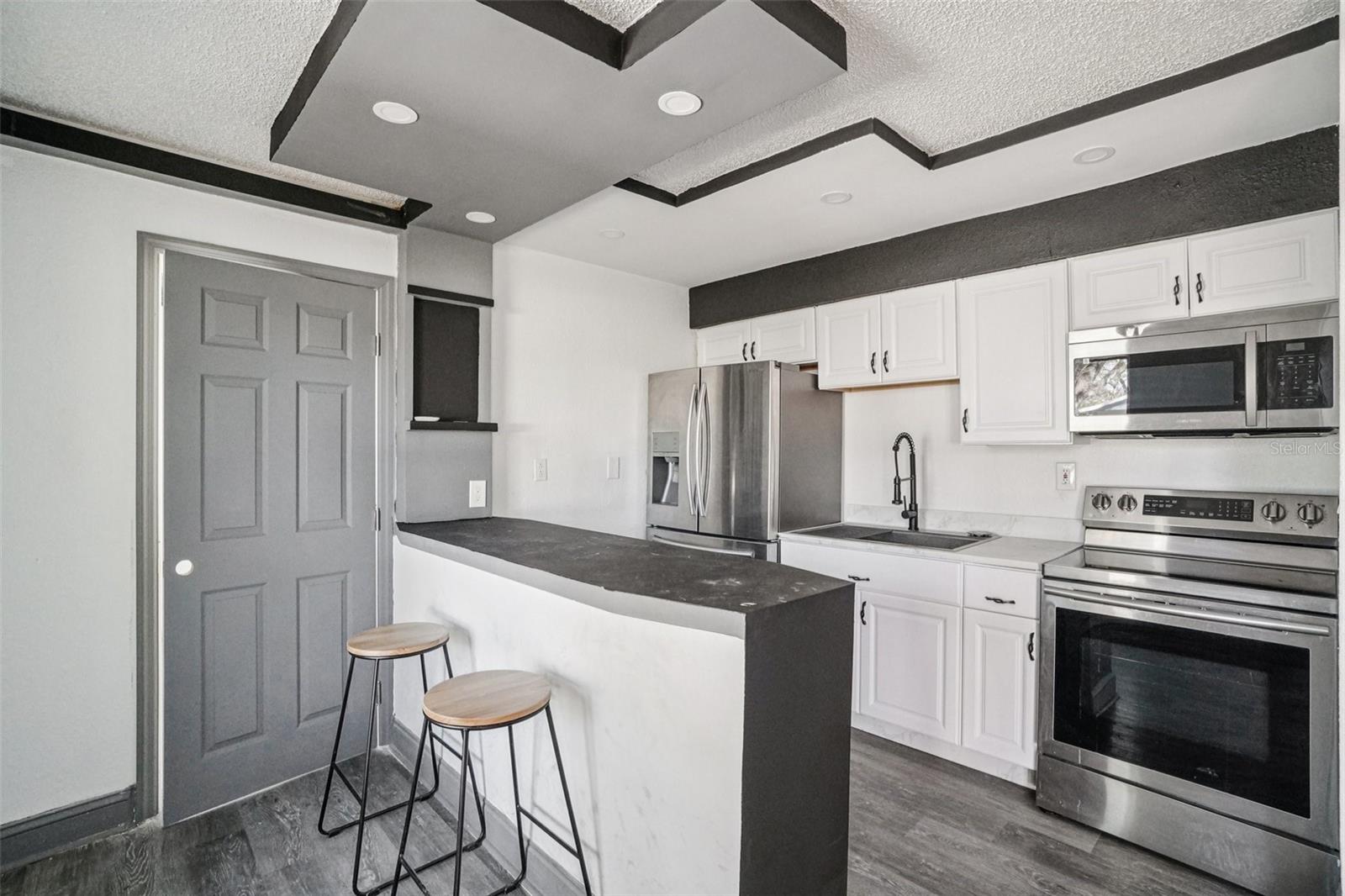 Listing photo id 7 for 7019 Willow Avenue