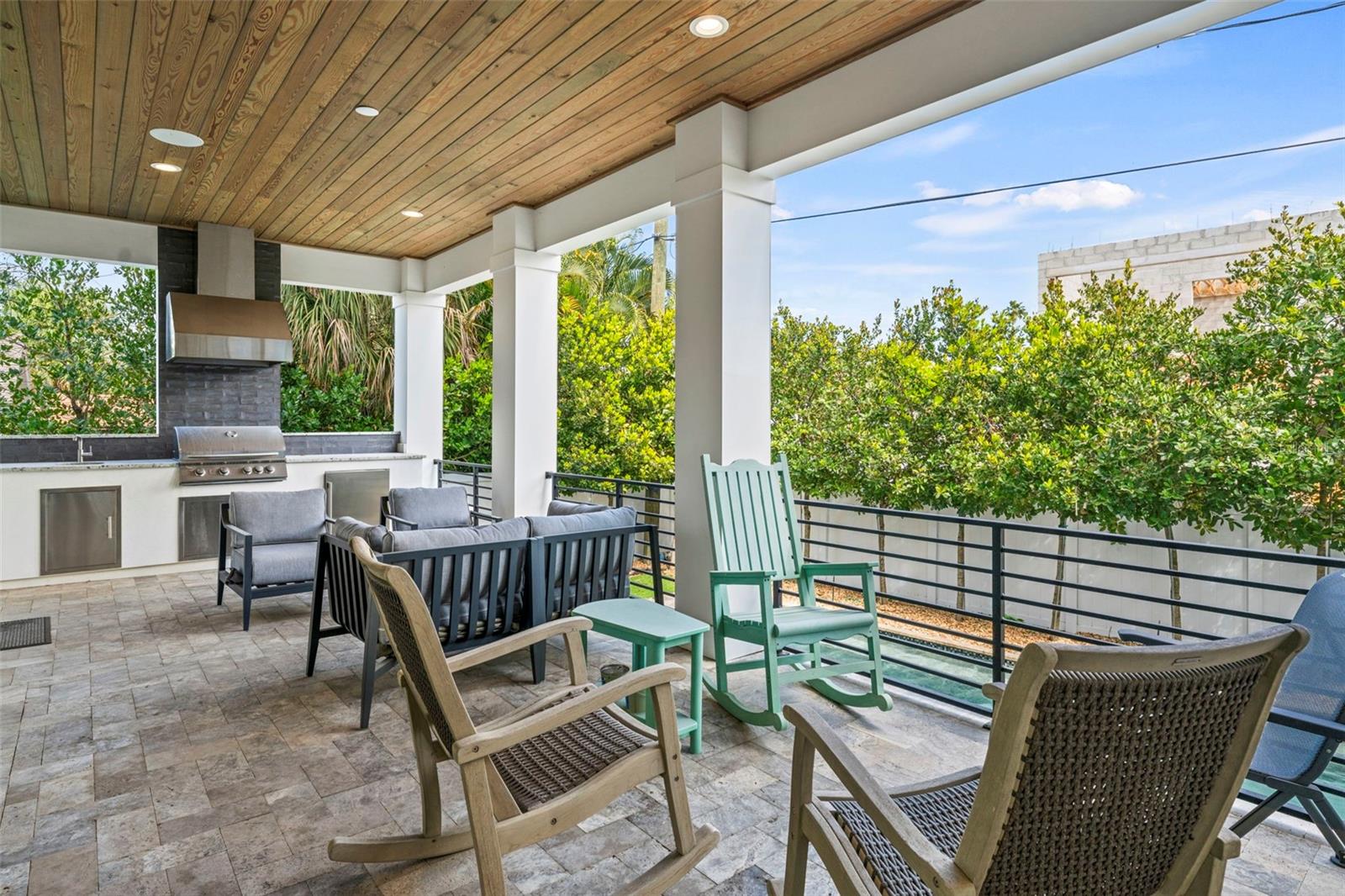 Listing photo id 25 for 615 Luzon Avenue