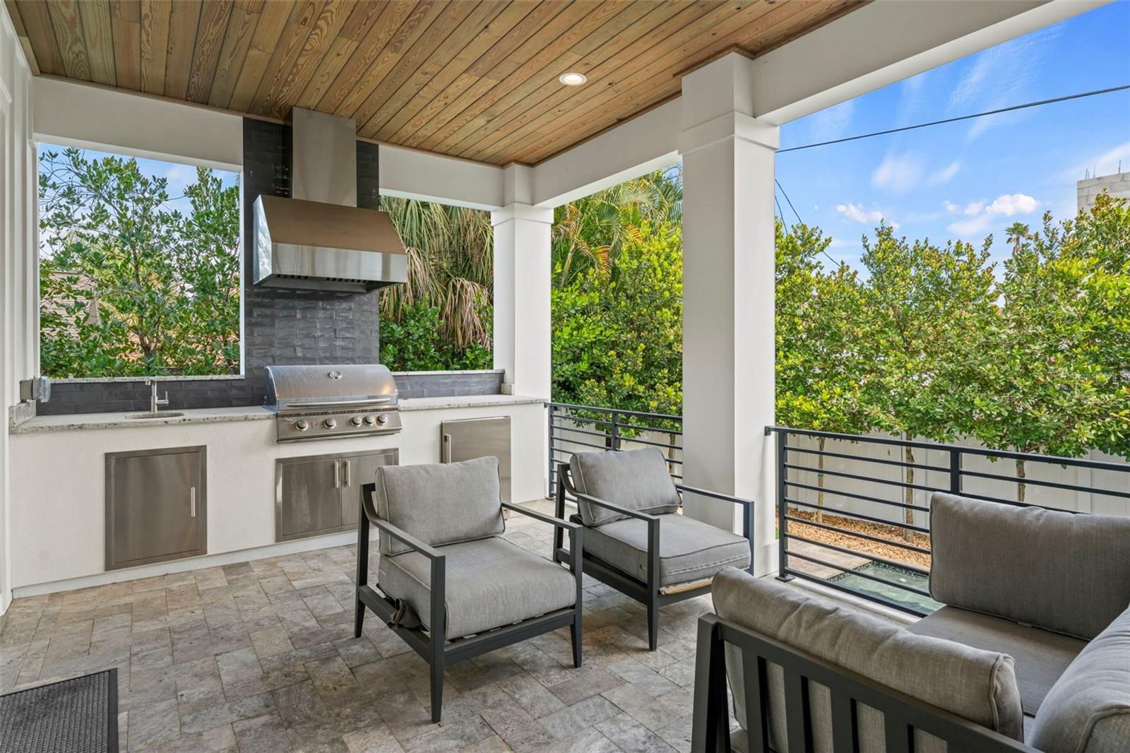 Listing photo id 26 for 615 Luzon Avenue